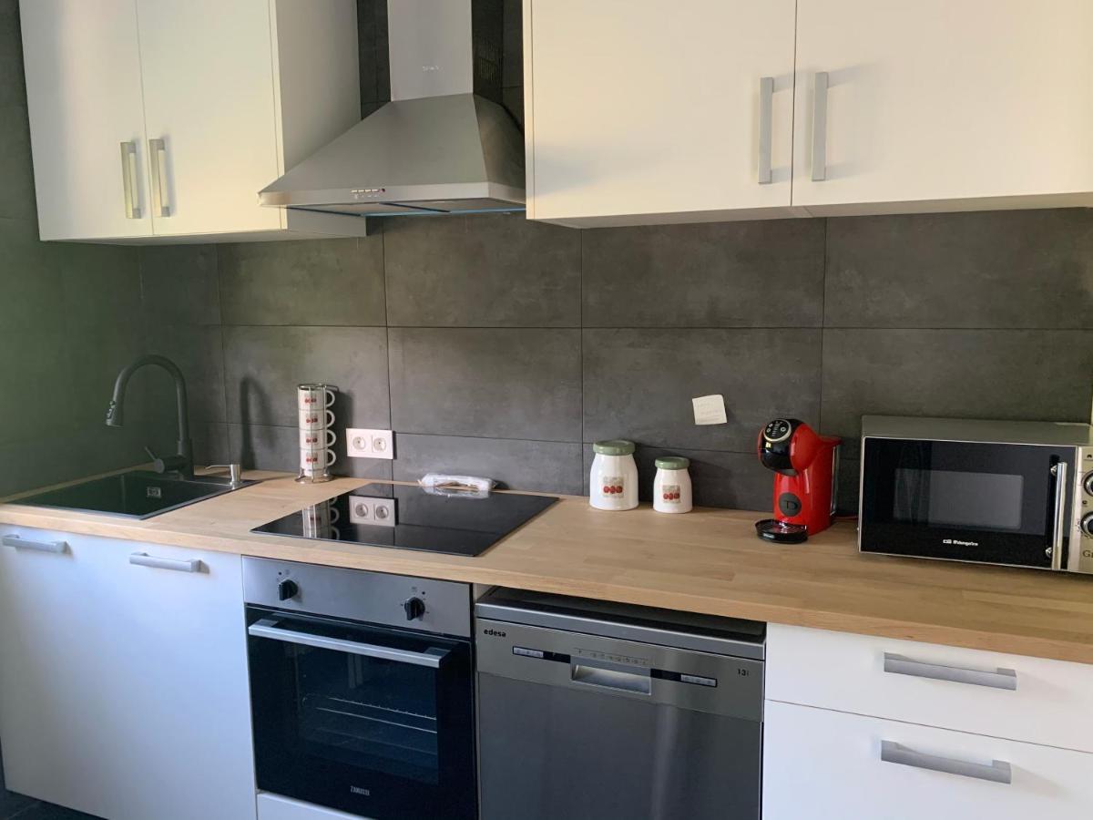 A Casa Vermella Con Jardin A 10 Minutos De Santiago De Compostela Daire Ortono Dış mekan fotoğraf