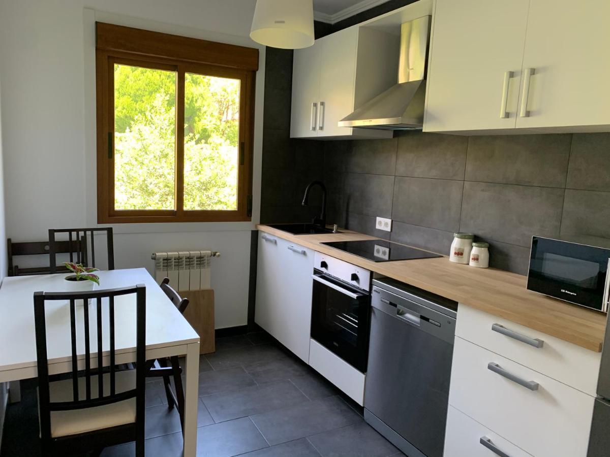 A Casa Vermella Con Jardin A 10 Minutos De Santiago De Compostela Daire Ortono Dış mekan fotoğraf